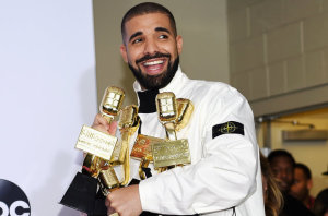 drake-bbmas-press-room-2017-a-HustleTV-DJHustle